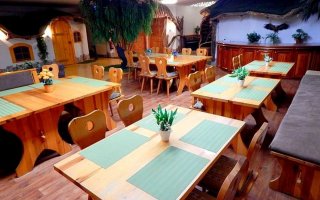 tische-sitzbereich.jpg tische-sitzbereich.jpg