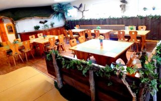 tische-sitzbereich1.jpg tische-sitzbereich1.jpg