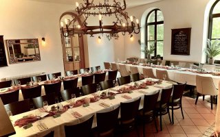 Restaurant mit Nebenzimmer und Klostergarten