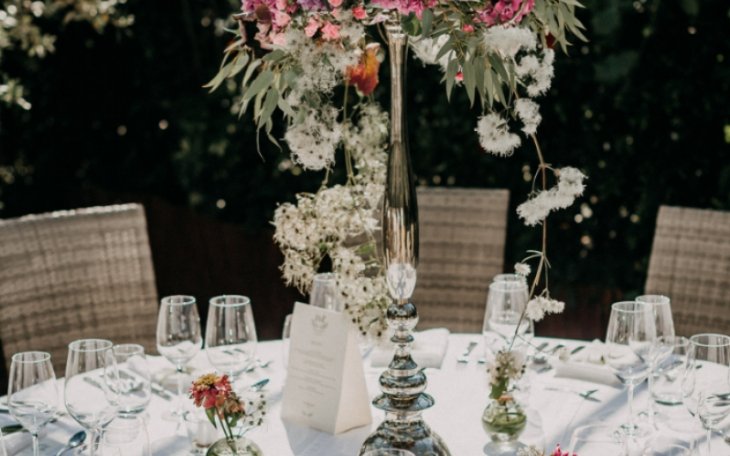 Deko_Silberleuchter-H1m-mit-Hortensien_u._-Clematis-Ranke_VR_201