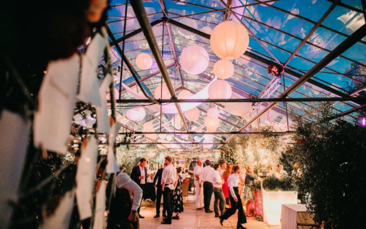 Glashaus_Decher_zur_blauen_Stunde_noch_mit_-strahlenden_Lichtern