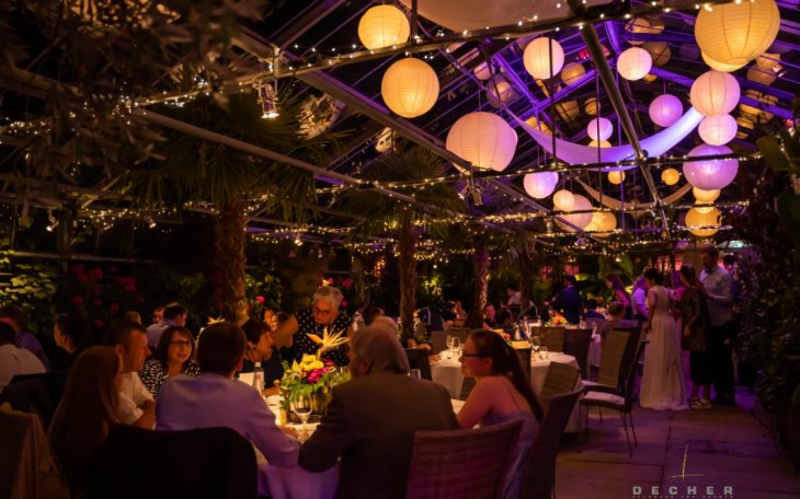 Hochzeitsbankett_Glashaus_mit_Lichterketten_20190803.jpg