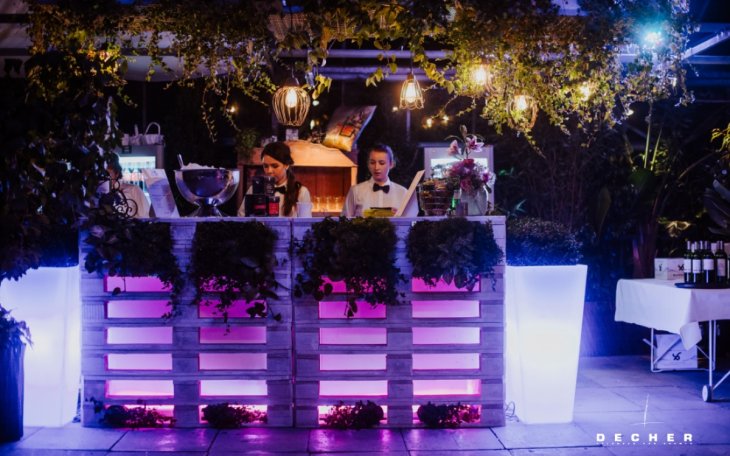 Palettenbar_im_Glashaus_fuer_Hochzeit-VR_20180901-1.jpg