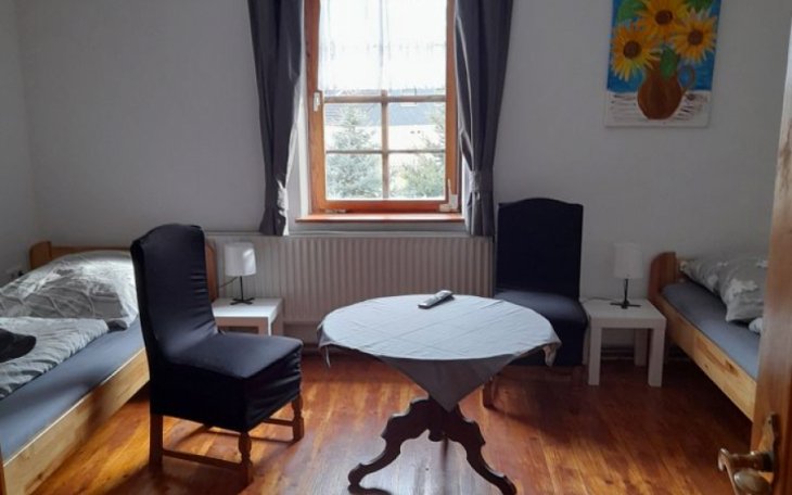 Lommatzsch Schwalbenhof Prositz partyraum.de Gästezimmer 1.jpeg