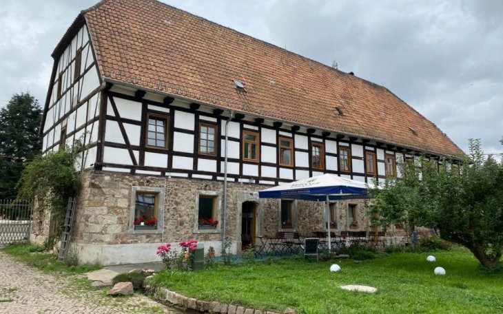 Lommatzsch Schwalbenhof Prositz partyraum.de Haus.jpeg