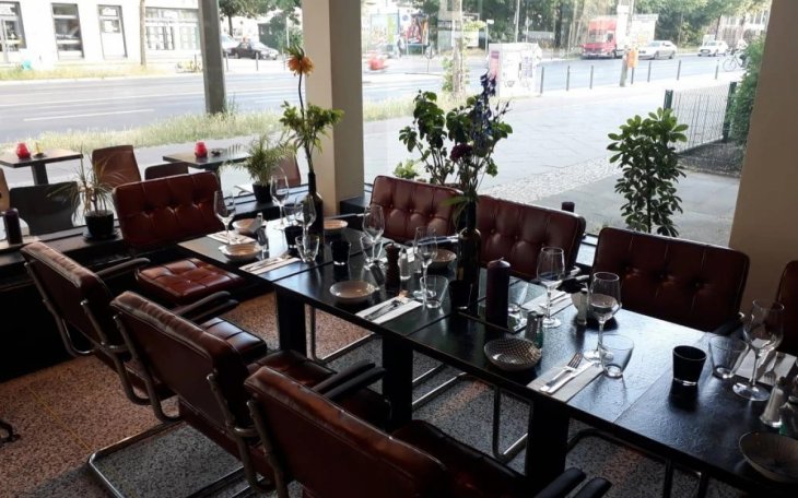 Supersonico Berlin partyraum.de Tisch.jpg