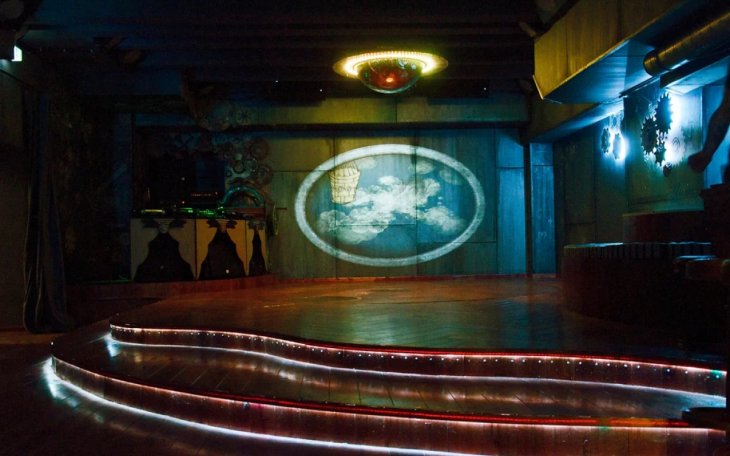 Cosmic Kaspar Bühne Tanzfläche partyraum.de 1.jpg