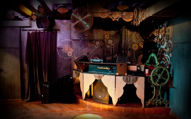 Cosmic Kaspar Mischpult partyraum.de 7.jpg