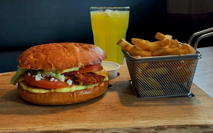 TORO BURGER München partyraum Burger.jpg